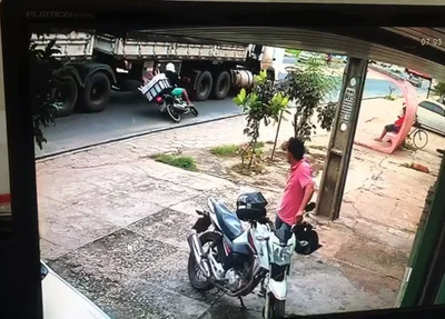 Motociclista é atropelado por carreta