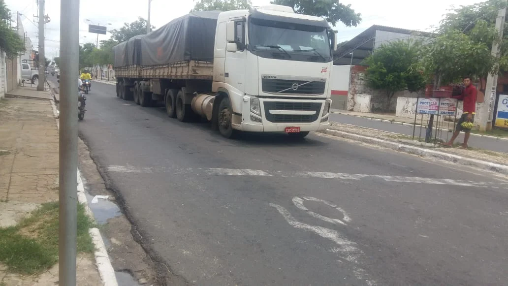 Motociclista morre após ser esmagado por carreta na Avenida Centenário