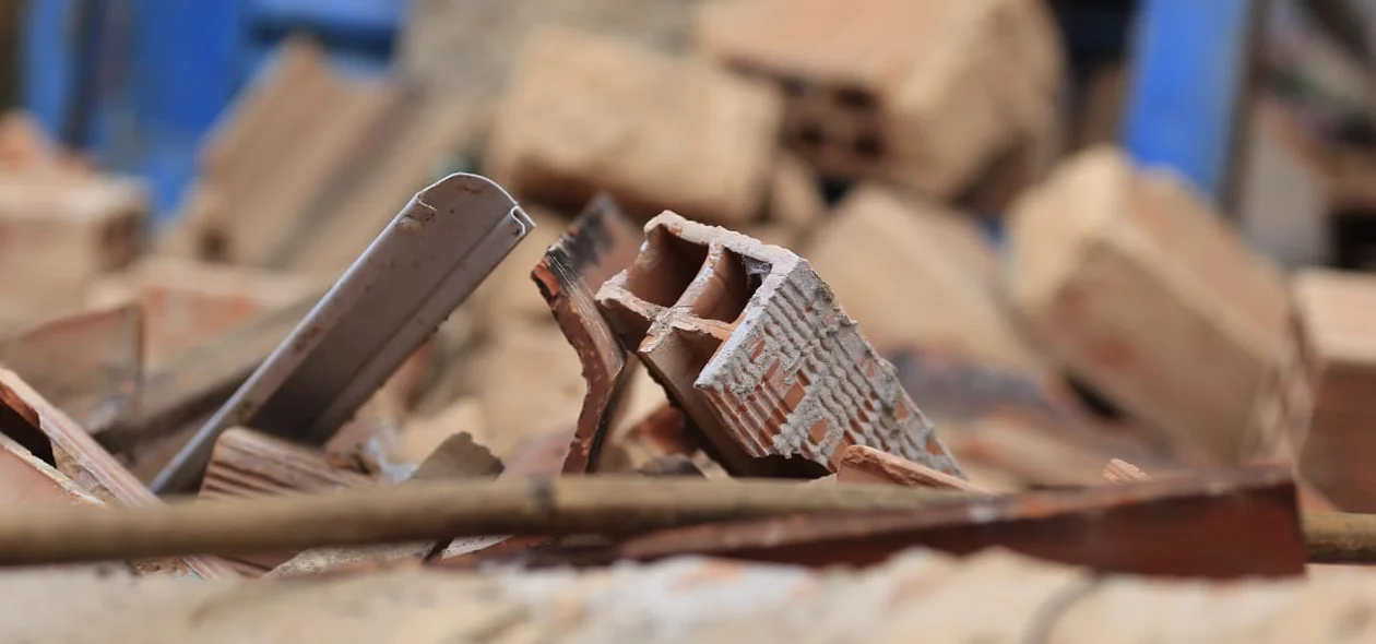 Casa ficou parcialmente destruída 