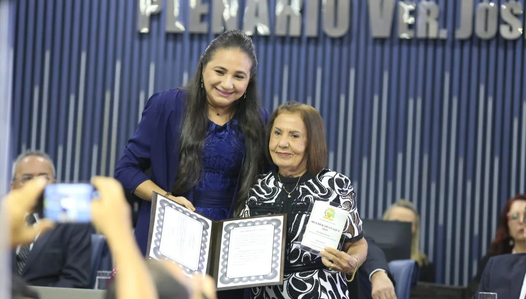 Cida Santiago entrega prêmio