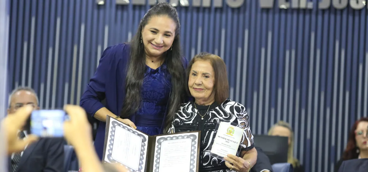 Cida Santiago entrega prêmio