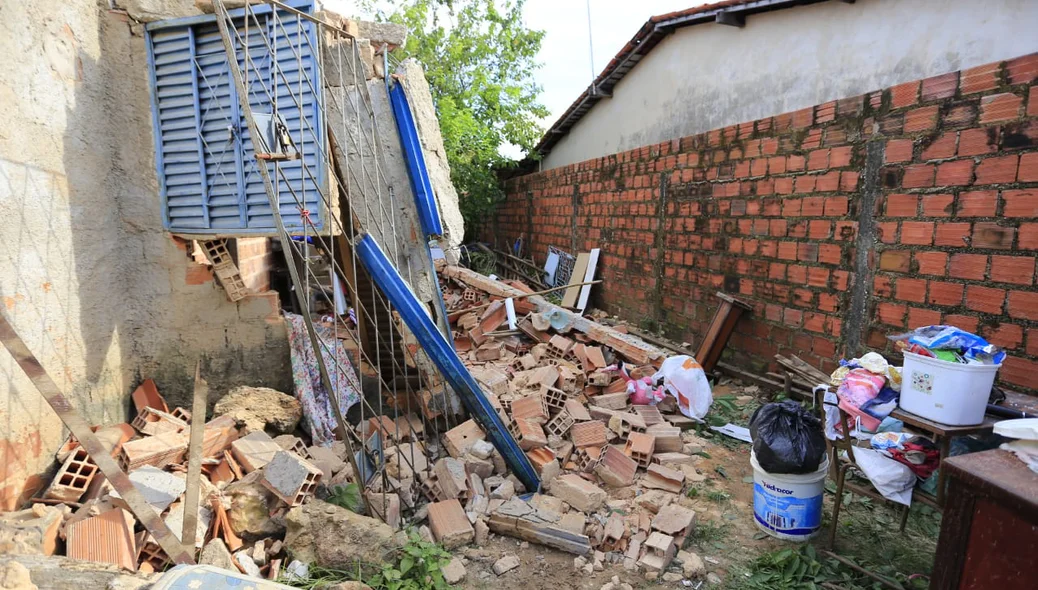 Destruição em residência na Wall Ferraz