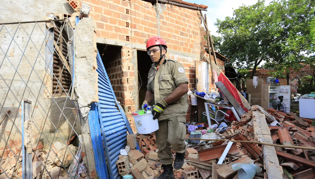 Destruição em residência no Parque Wall Ferraz