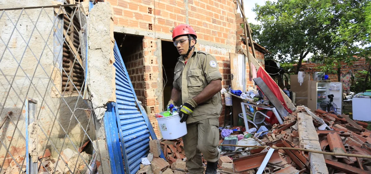 Destruição em residência no Parque Wall Ferraz