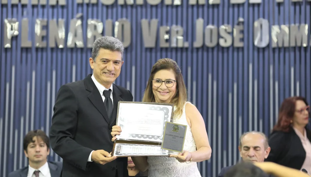 Caio Bucar entrega prêmio