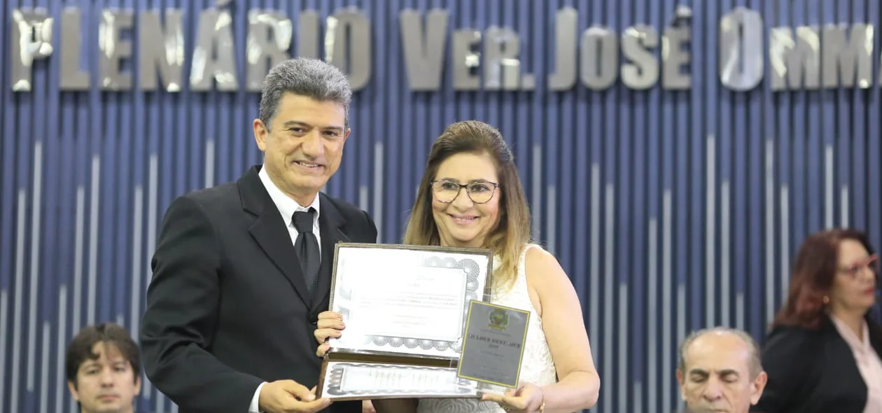Caio Bucar entrega prêmio