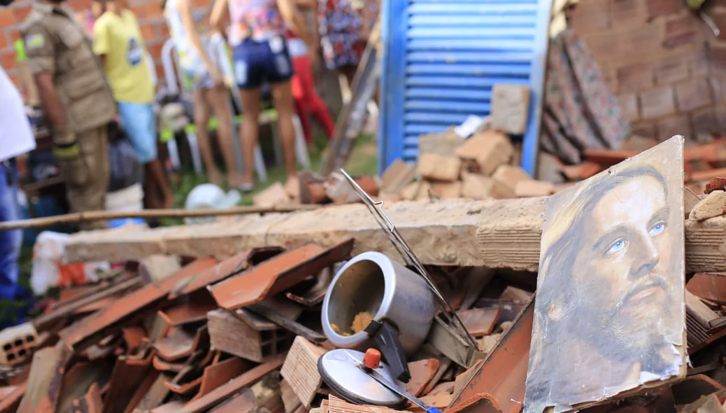 Família ficou desabrigada após residência desabar no Parque Wall Ferraz