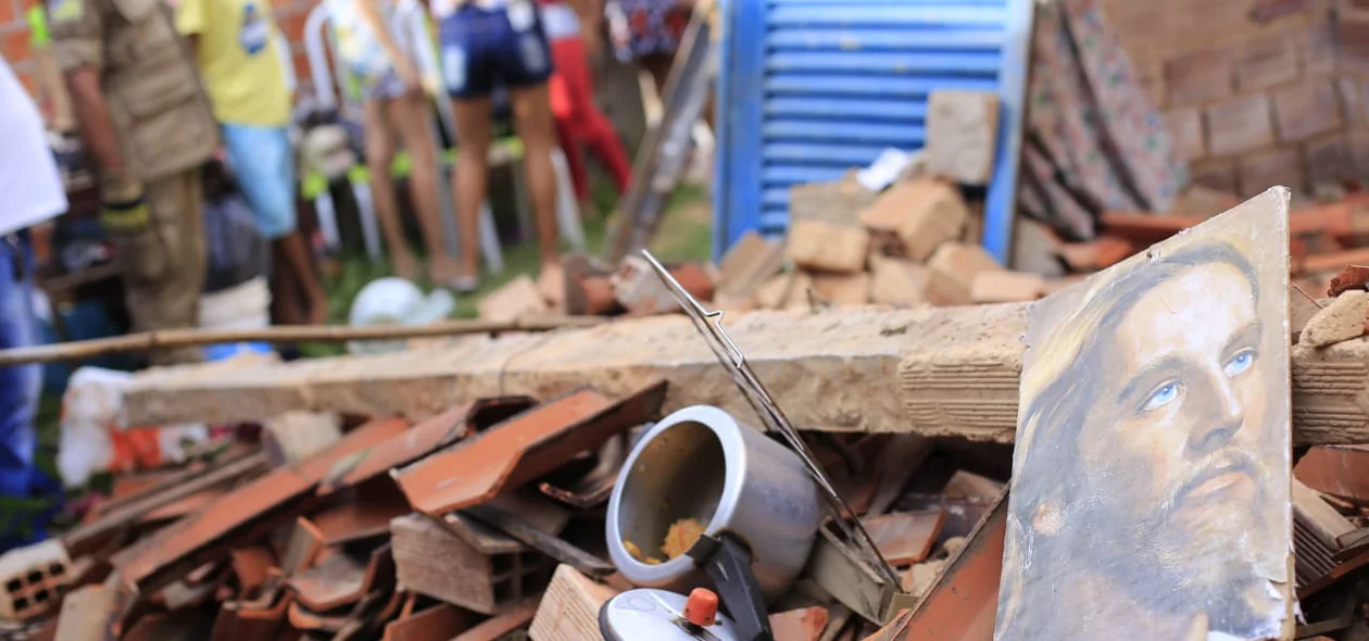 Família ficou desabrigada após residência desabar no Parque Wall Ferraz