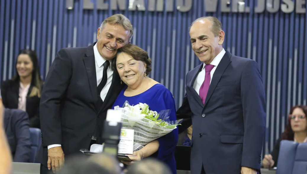 Luiz Lobão e Marcelo Castro com homenageada
