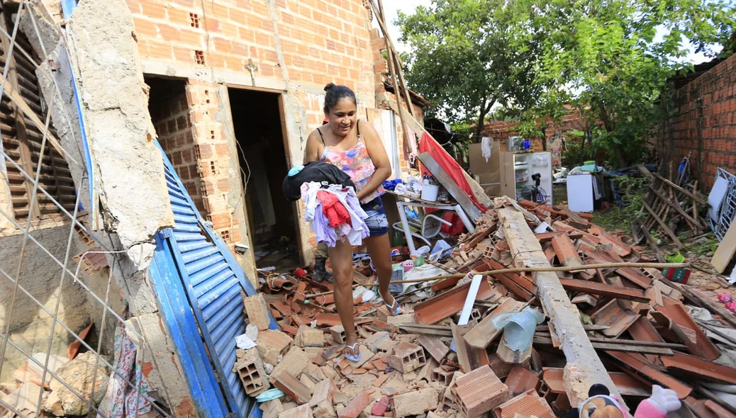 Moradora recolhe roupas