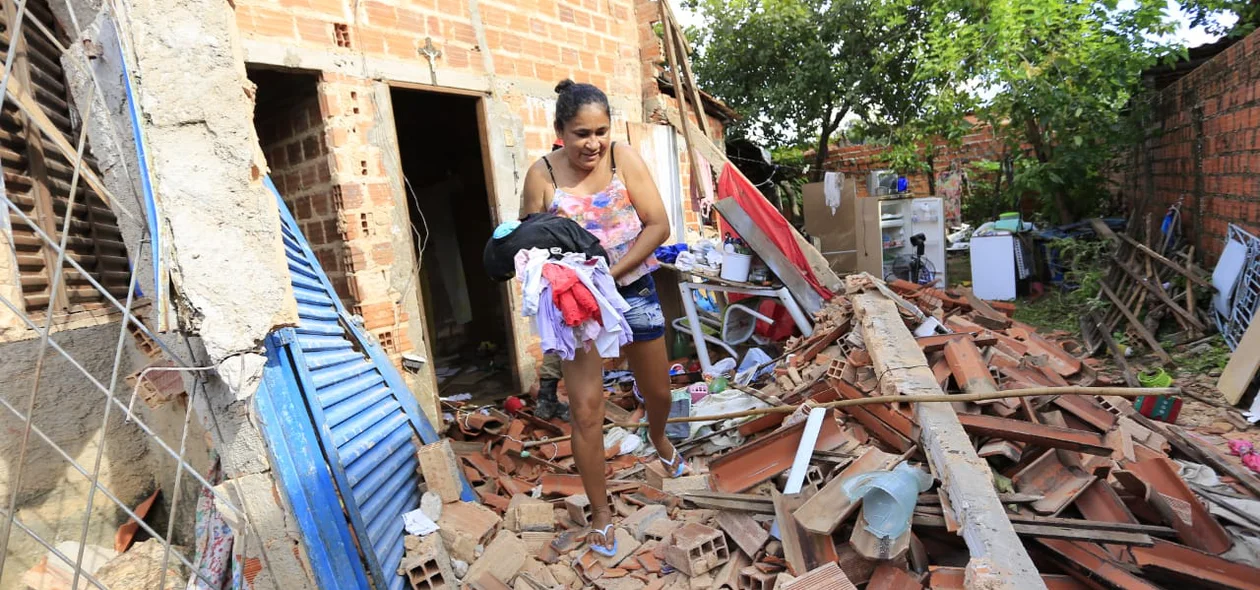 Moradora recolhe roupas