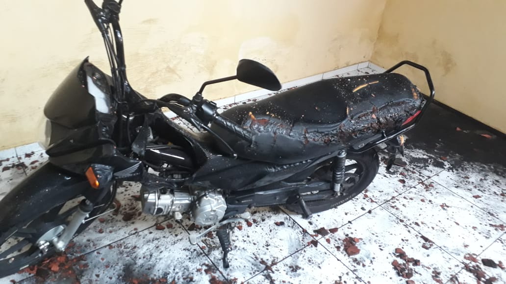 Motocicleta ficou parcialmente destruída