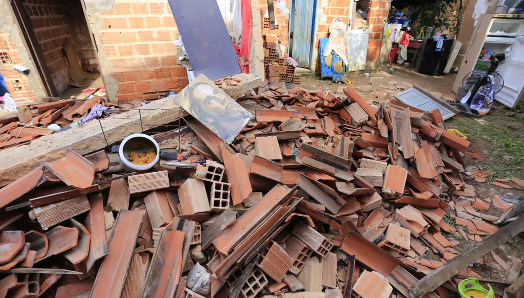 Objetos espalhados em meio a destruição 