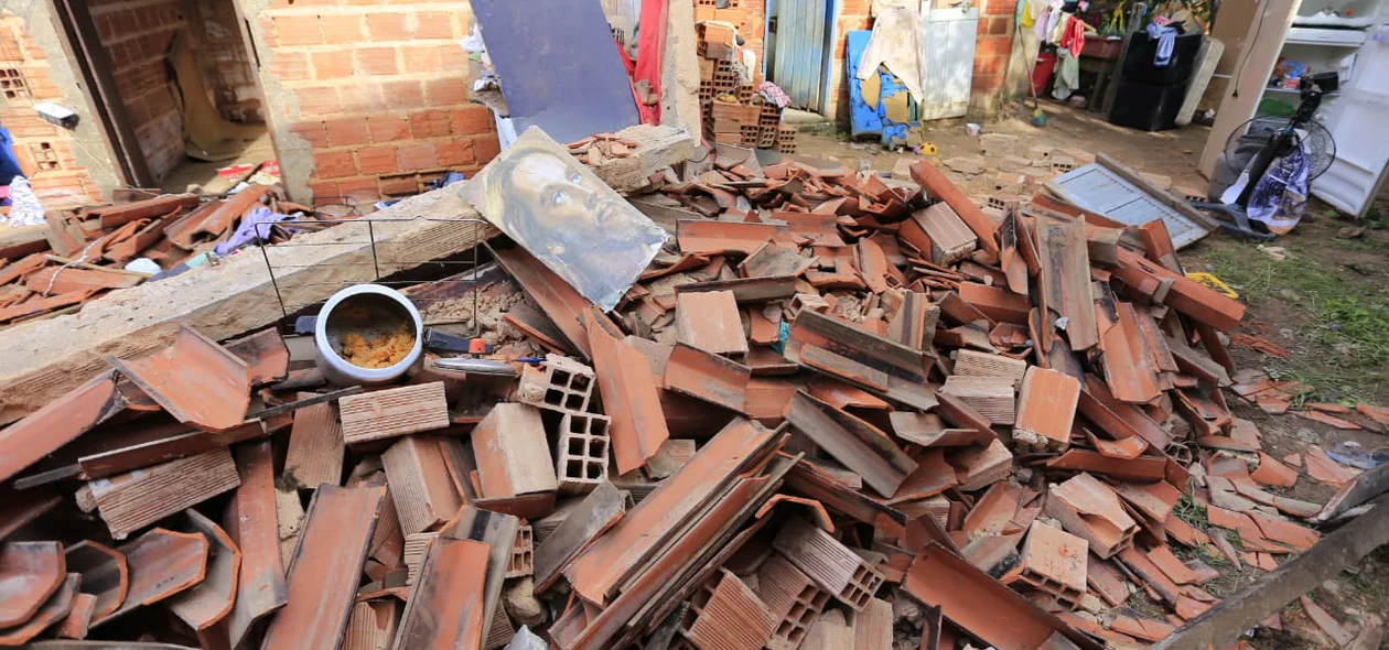 Objetos espalhados em meio a destruição 