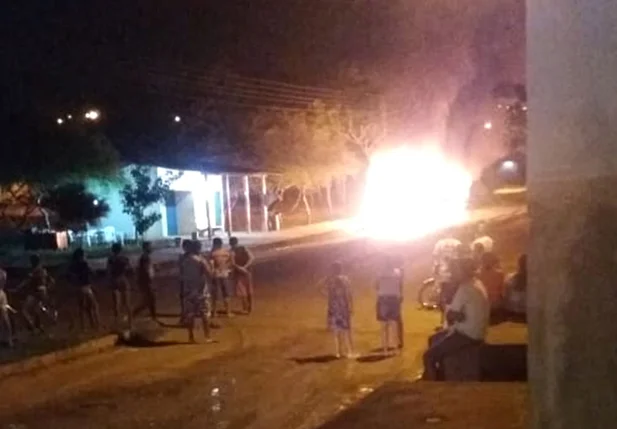 Ônibus da Transcol é incendiado por criminosos no Mário Covas