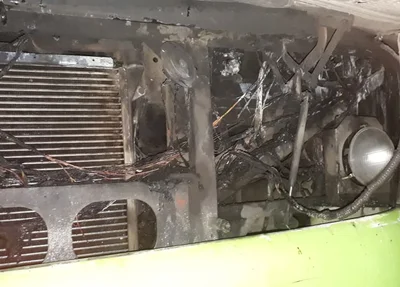 Ônibus ficou parcialmente destruído