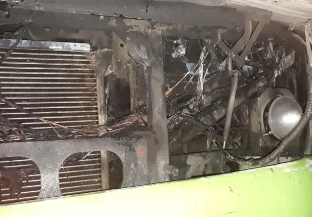 Ônibus ficou parcialmente destruído