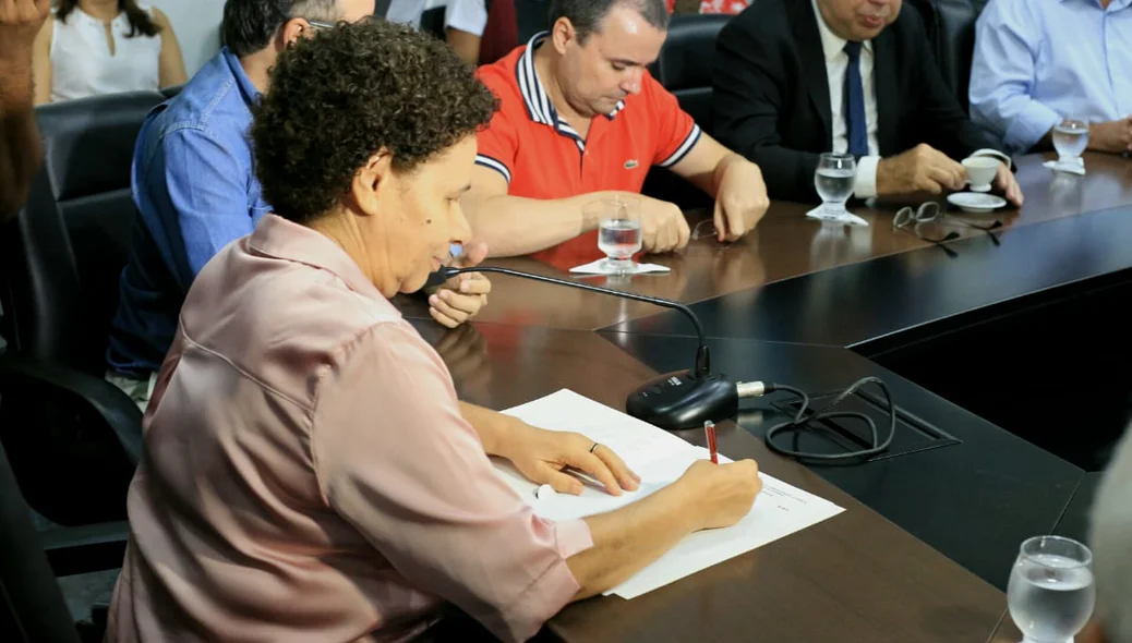 Regina Sousa assina decreto