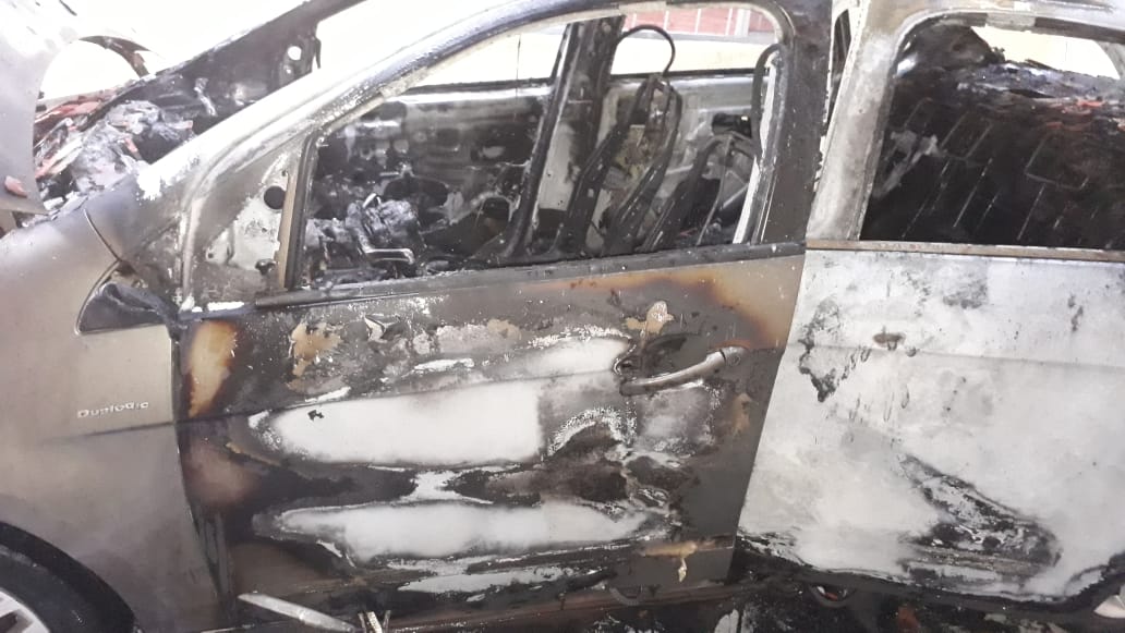 Veículo ficou totalmente destruído