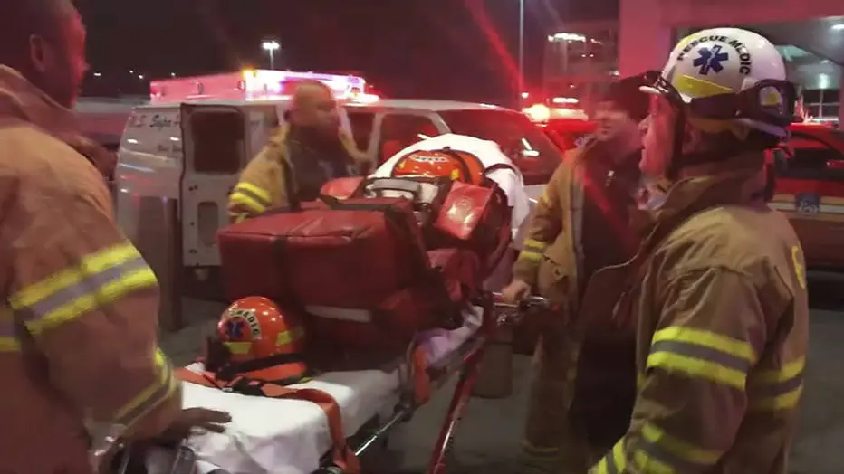 Bombeiros fazem resgate de feridos após turbulência em voo para Nova York