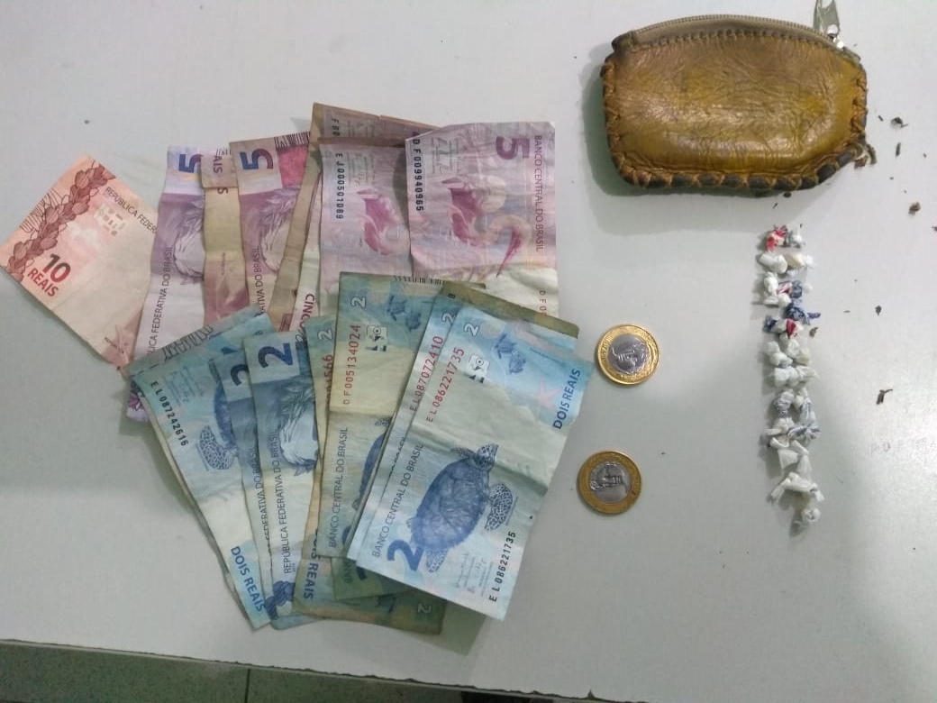 Dinheiro e drogas apreendidos