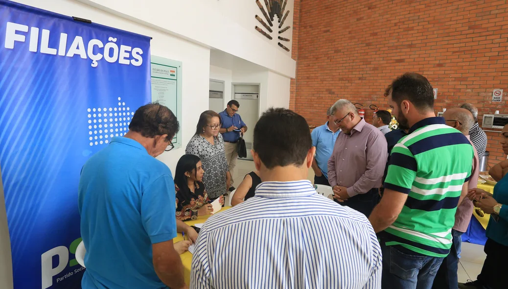 Fila de pessoas para filiação ao PSD