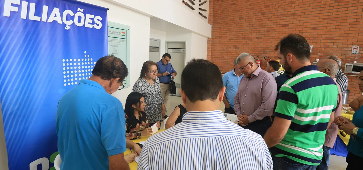 Fila de pessoas para filiação ao PSD