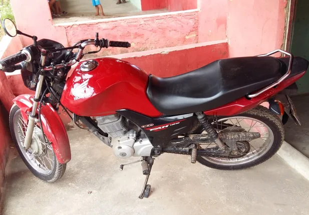 Motocicleta recuperada pela Polícia Militar 