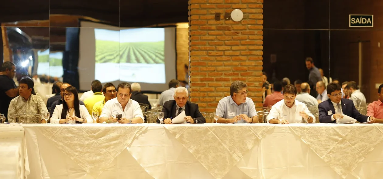 Parlamentares em reunião no Coco Bambu