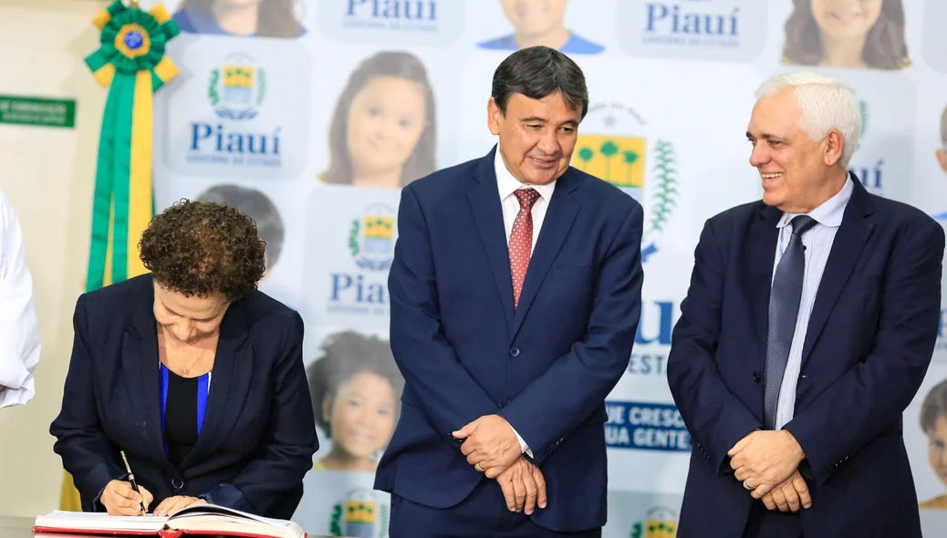 Regina Sousa assina a passagem de governo