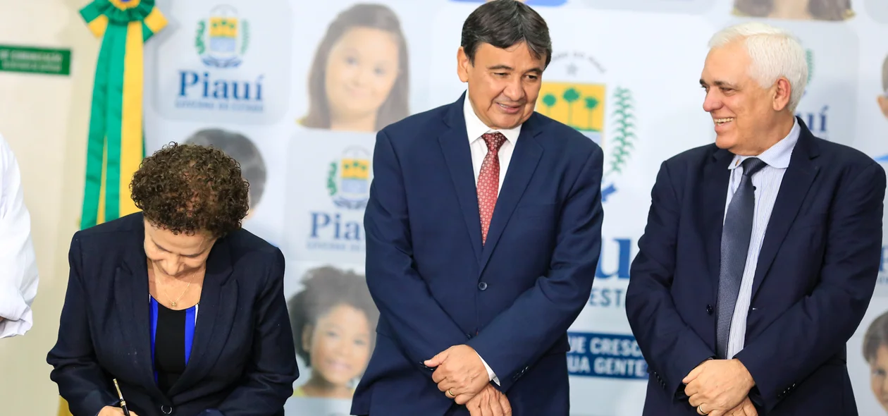 Regina Sousa assina a passagem de governo