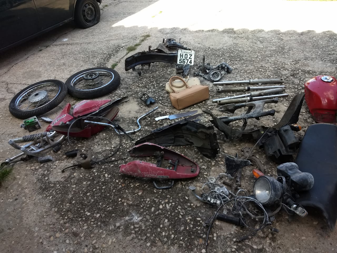 Restos da motocicleta roubada