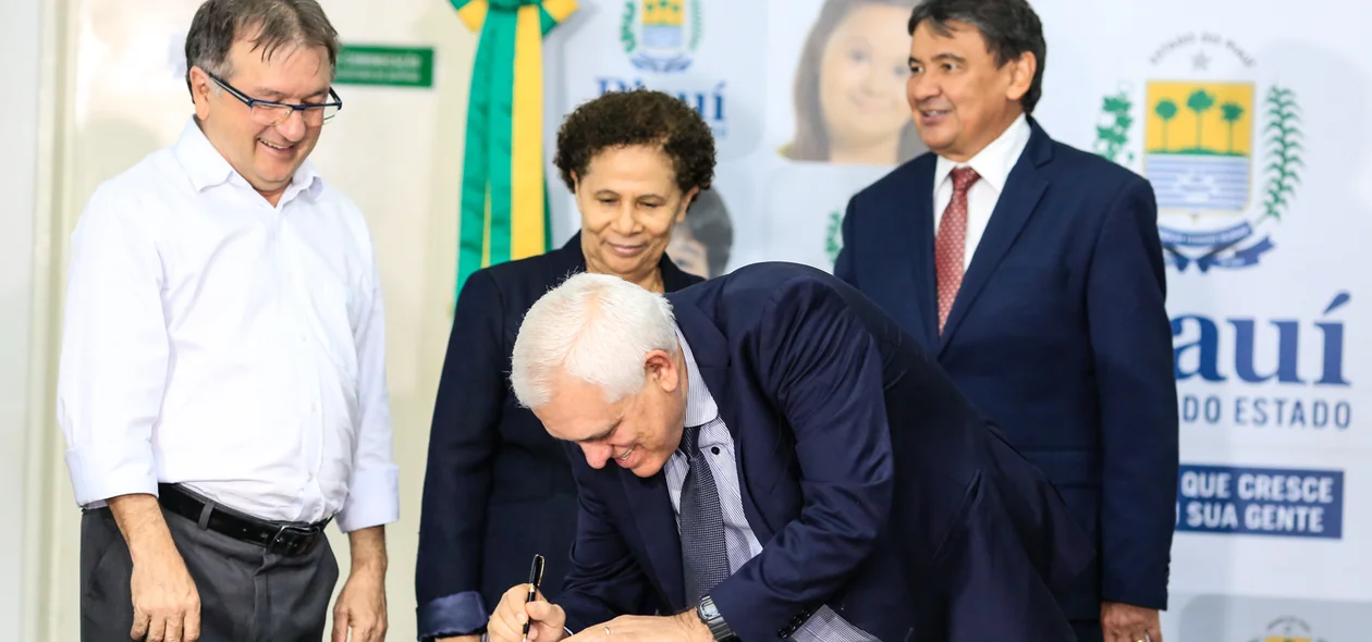 Themistocles Filho assina a passagem de governo