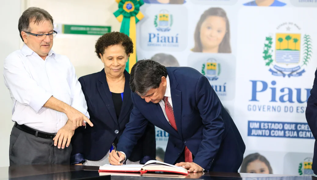 Wellington Dias assina a passagem de governo