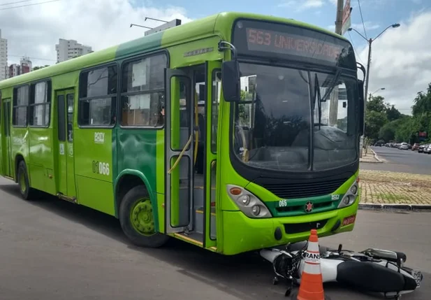Colisão entre ônibus e motocicleta