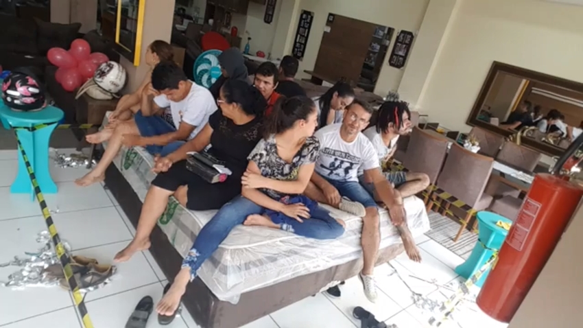 Participantes durante a prova de resistência do Big Bed Brasil