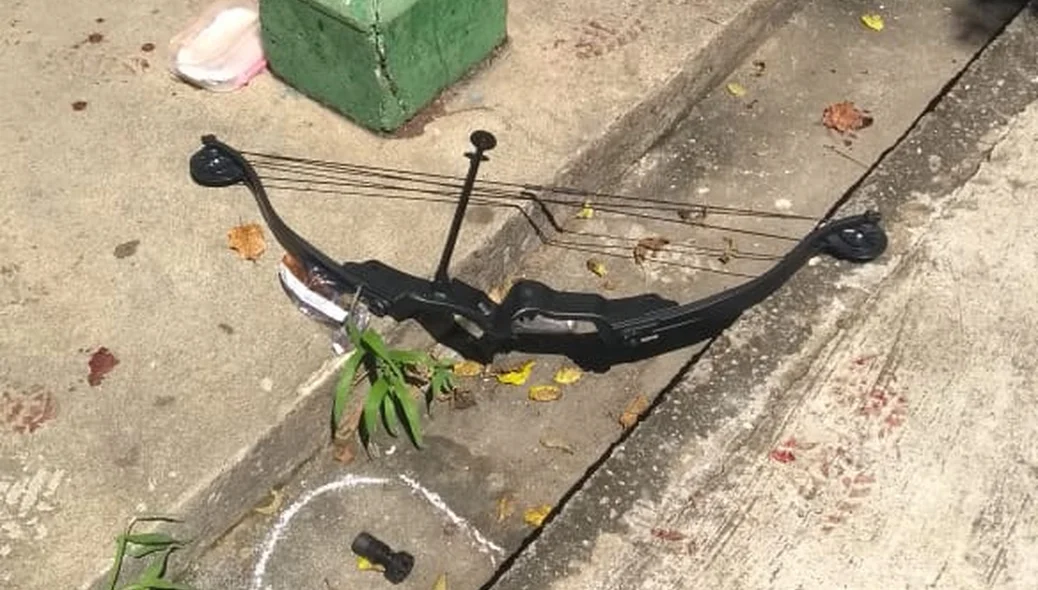 Arco e flecha encontrado na escola em que o massacre ocorreu