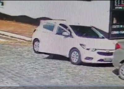 Câmera flagrou momento que assassinos chegaram na escola 