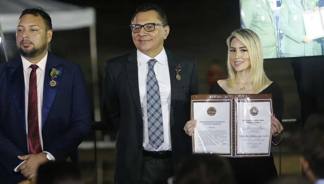 Delegada Ana Melka recebe homenagem