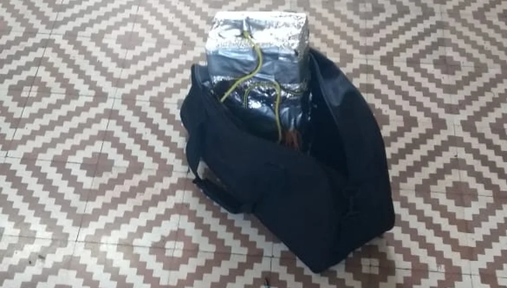 Mala deixada dentro da escola onde o massacre ocorreu, em Suzano