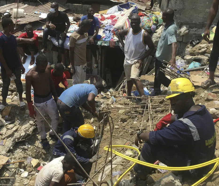 Prédio caiu e soterrou dezenas de crianças na Nigéria