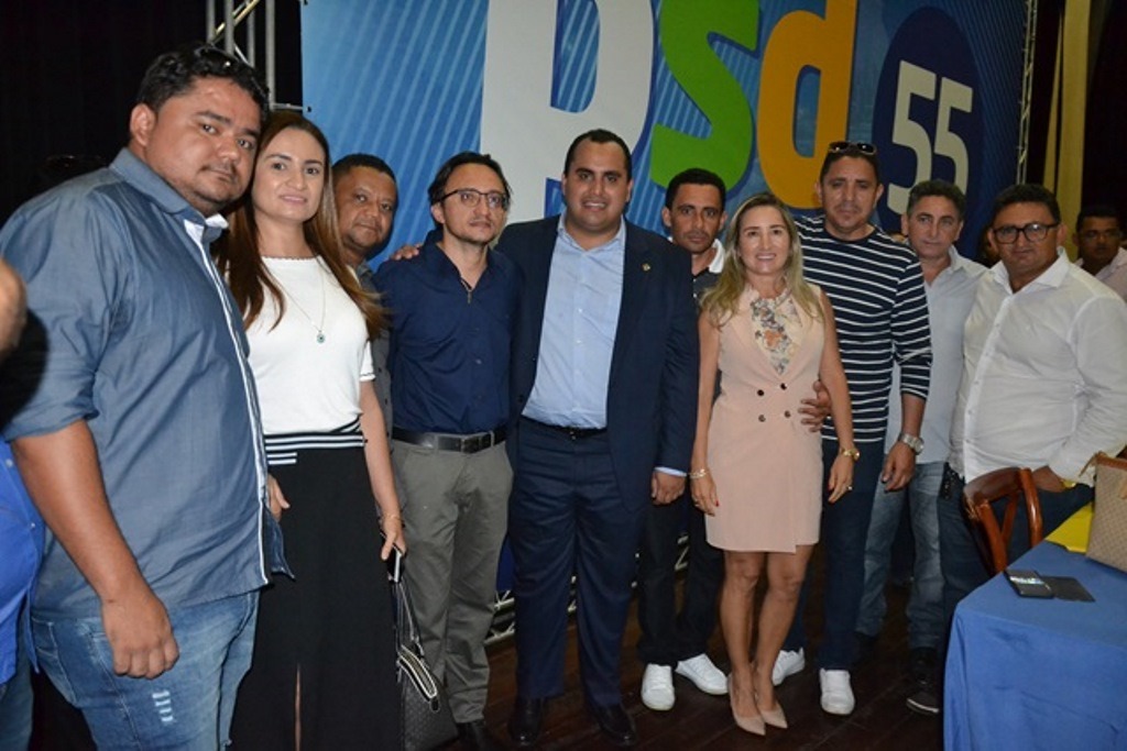 Prefeito com novos correligionários
