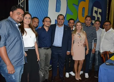 Prefeito com novos correligionários
