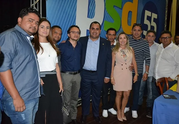 Prefeito com novos correligionários