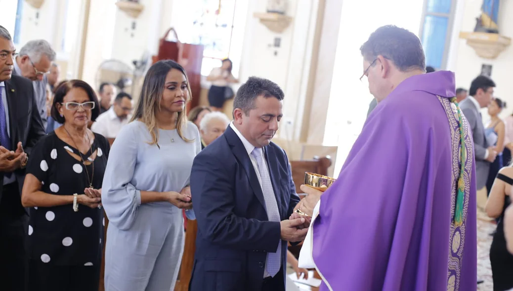 Professor Ribinha recebe hóstia