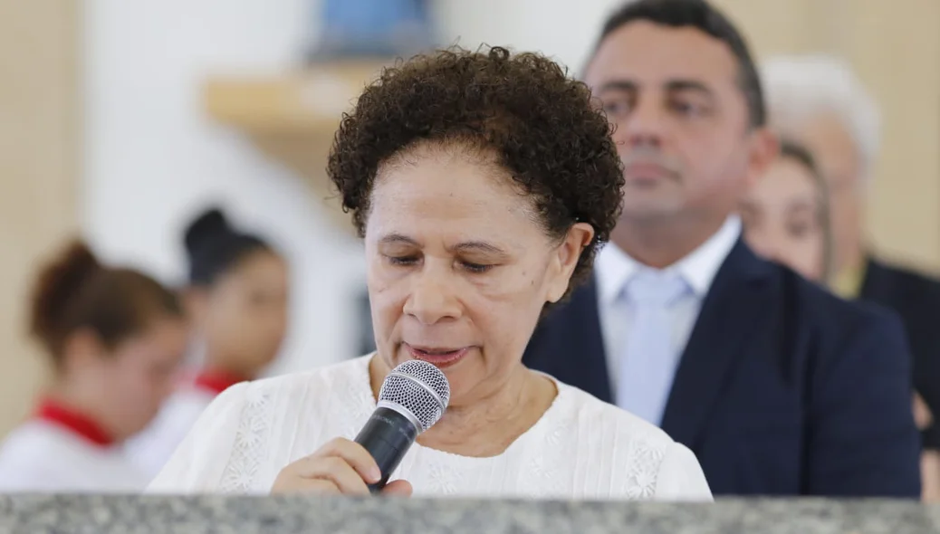 Regina Sousa no altar
