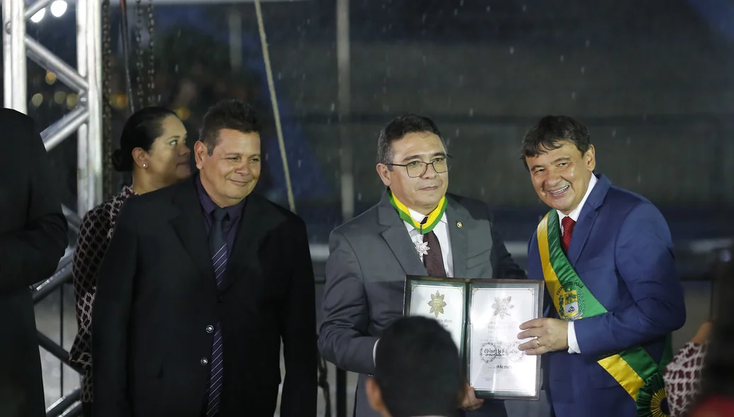 Wellington Dias entrega titulo a homenageado