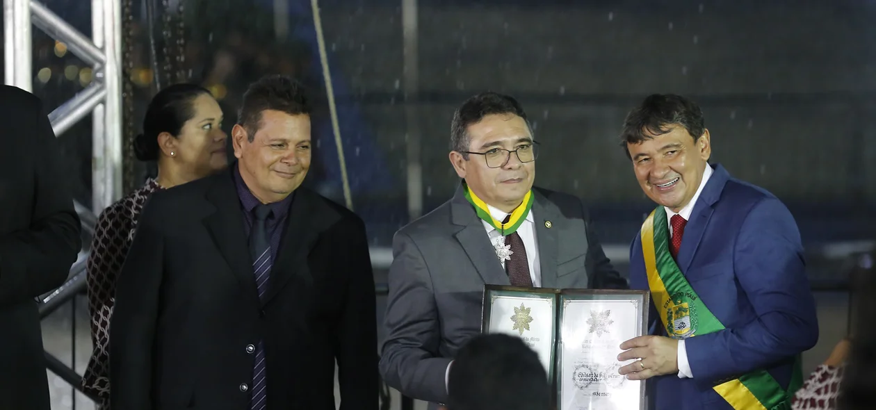 Wellington Dias entrega titulo a homenageado
