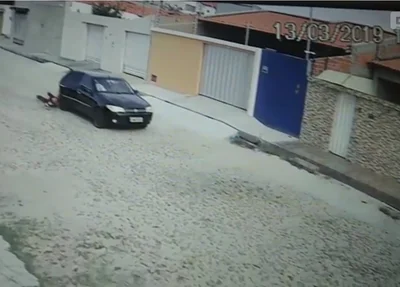 Comparsas arrastam bandido após fuga de assalto