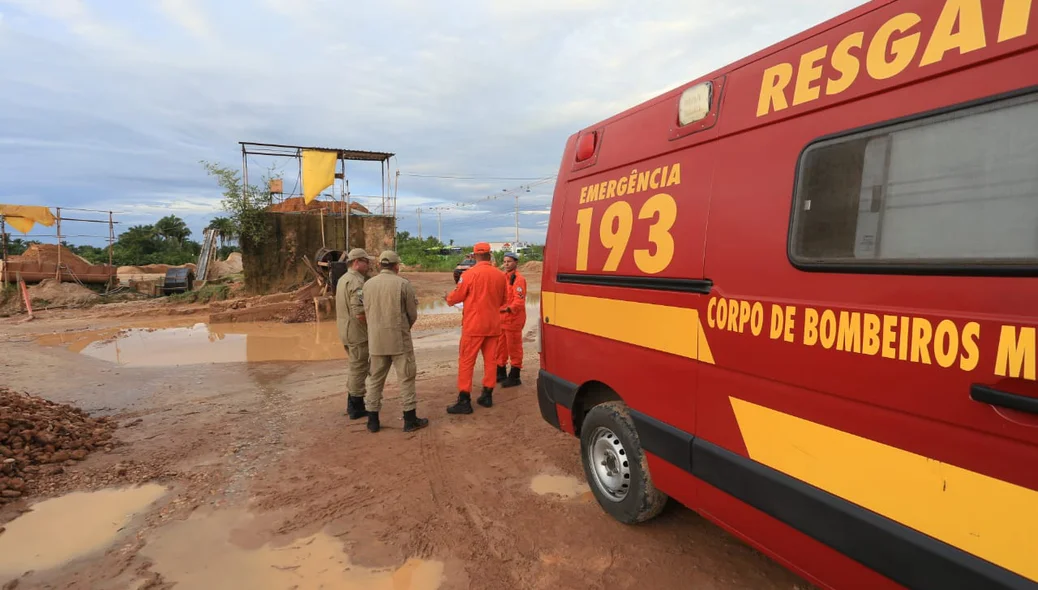 Corpo de Bombeiros no local onde ocorreu o acidente